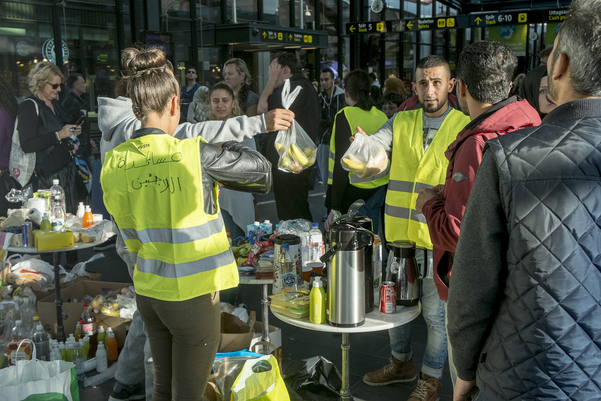 Frivilliga tar emot asylsökande i Malmö 2015. © News Øresund. Foto: Johan Wessman.