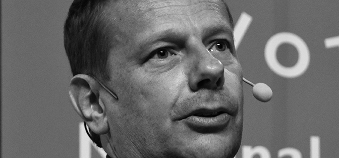 Demokratin under hot - så kan den räddas