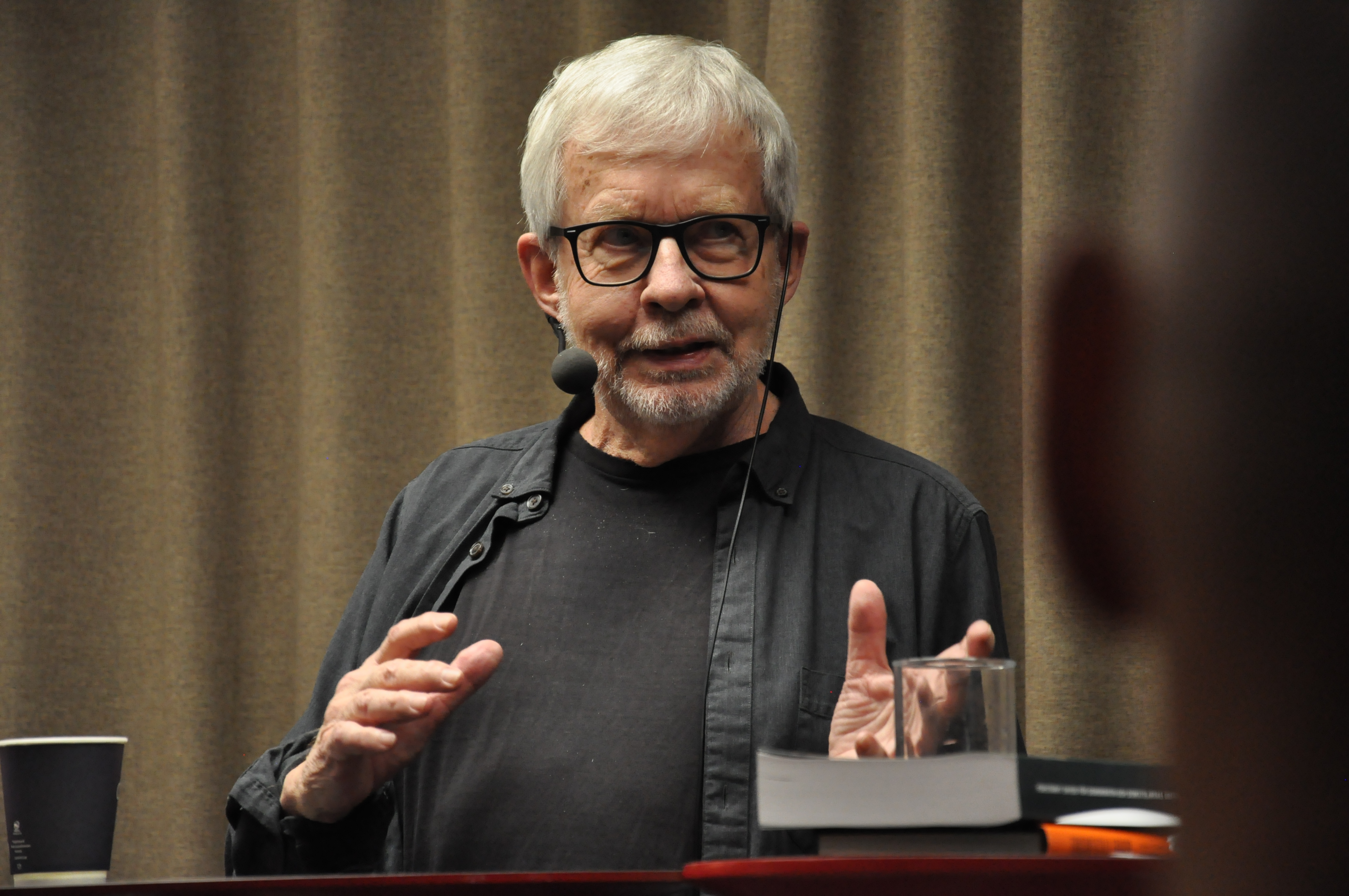 "Demokratin räddas inte genom att begränsas"