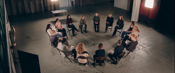 En grupp människor som sitter i ring. Foto: Calle Jansson, Pråmfilm